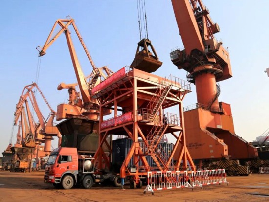 做散不见散！天津港集团公司“散改集”新型直装设备正式运行