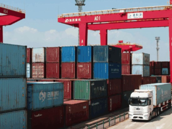 5G赋能 山东港口日照港测试无人集卡作业新场景