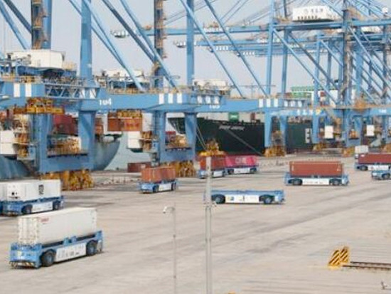 國內首臺出口海外的大型港口重載移動機器人起運
