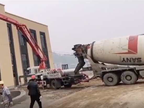  重慶南川30米混凝土泵車打商混——昊柏智創攪拌泵車