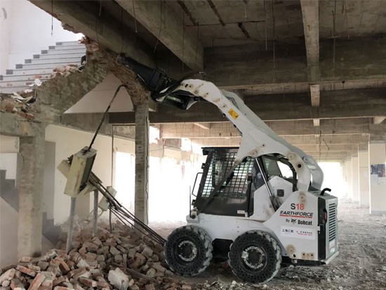 在建筑工地上，一台山猫可以干点啥？？