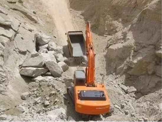 挖掘機下陡坡應該注意的安全事項