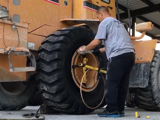 大型铲车的轮胎爆胎怎么修补？