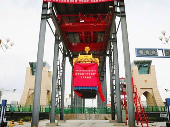 中哈霍尔果斯国际边境合作中心通过龙门吊开通<em>跨境电商</em>“空中陆桥”