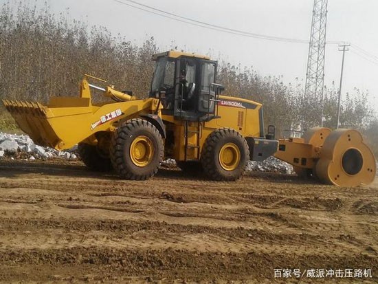 冲击碾压施工功效，装载机拉的冲击压路机施工保养