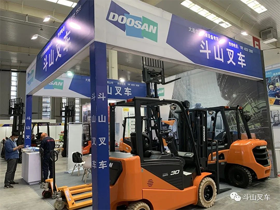 斗山叉車參展大連國際工業(yè)博覽會
