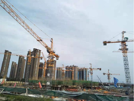 青岛高层住宅项目起重机施工建设
