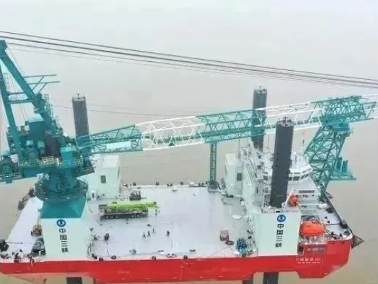 三峡首艘海上风电安装平台交船！︱港口装卸机械
