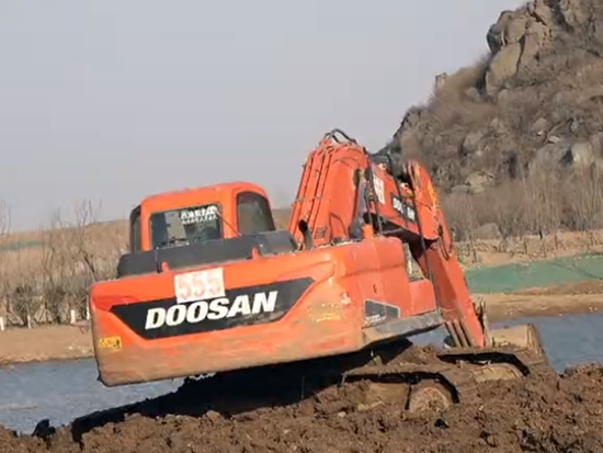 挖掘机挖土视频超长版，挖土机工作表演
