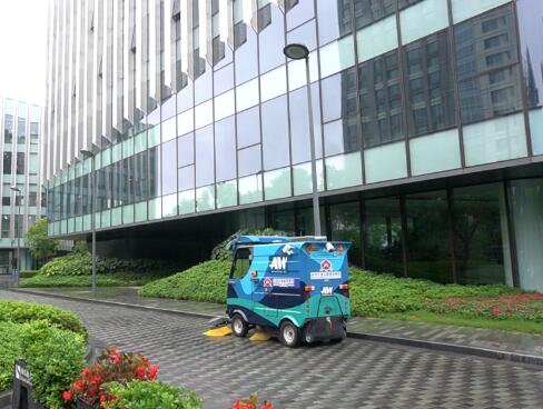 “无人驾驶”智能清扫车在生态科技岛“打卡上班”!