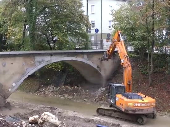 日立挖掘机拆拱桥，这么大的工程，就一台车，何时能干完？