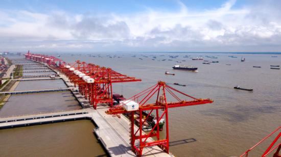 次年12月,太仓港二期集装箱码头龙门吊"油改电"项目获得成功.
