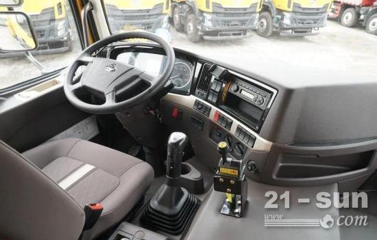 为提升驾驶平稳性,国六乘龙h5自卸车的驾驶室采用