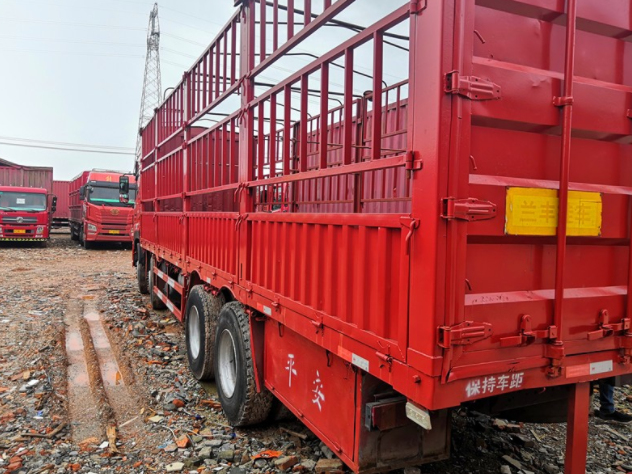 东风东风天龙9.6米高栏载货车二手大型载货车