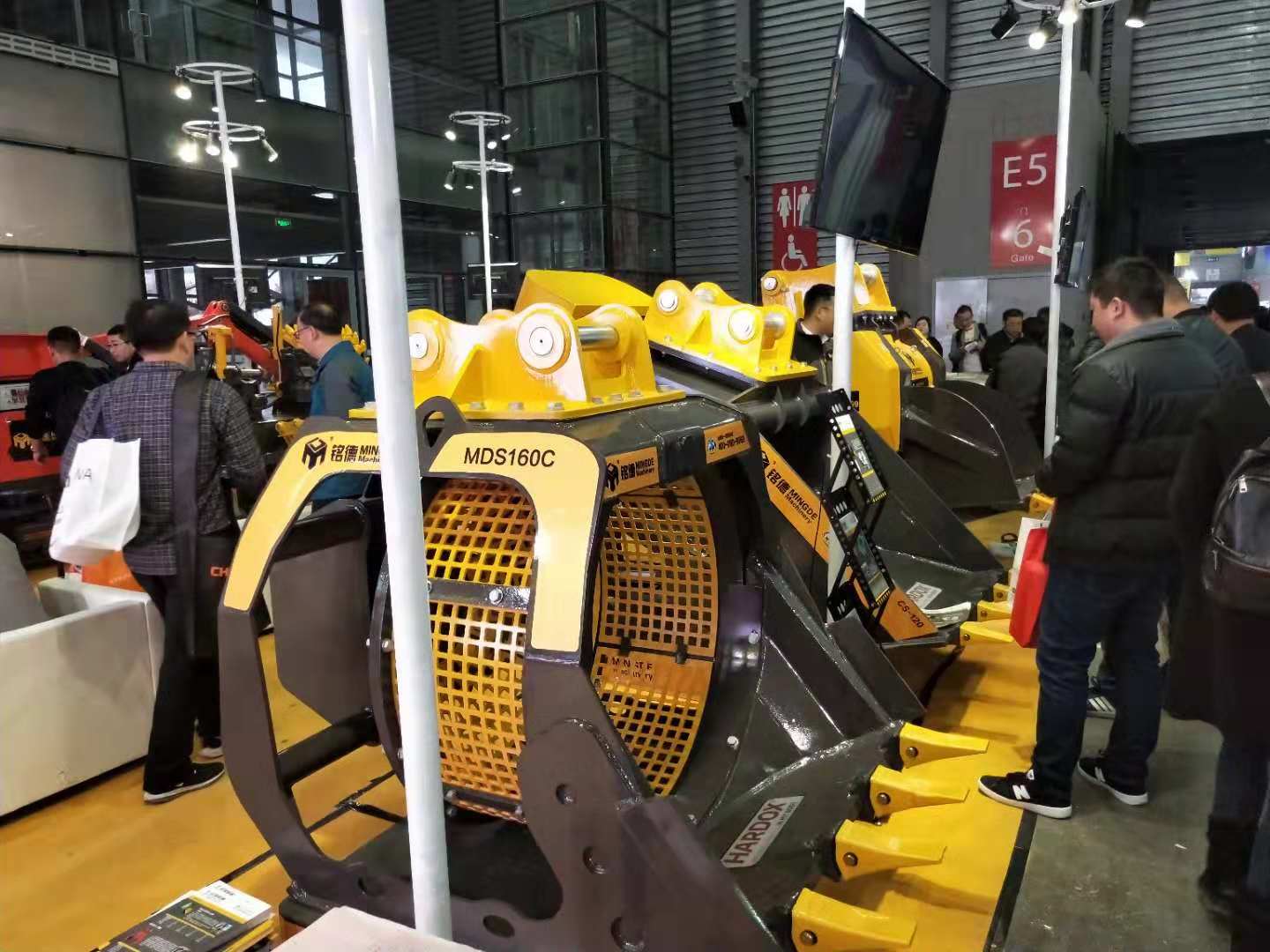 挖掘机岩石筛分设备滚筒筛