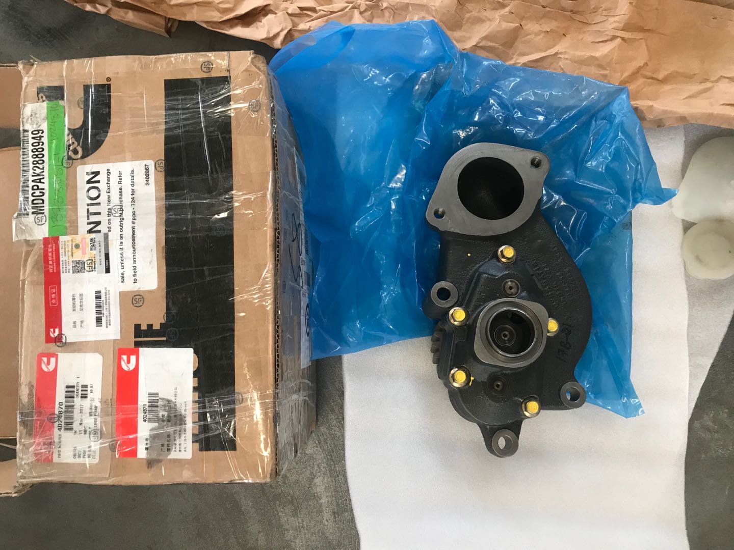 SRT95自卸车机油泵3092984渭南矿业公司采购