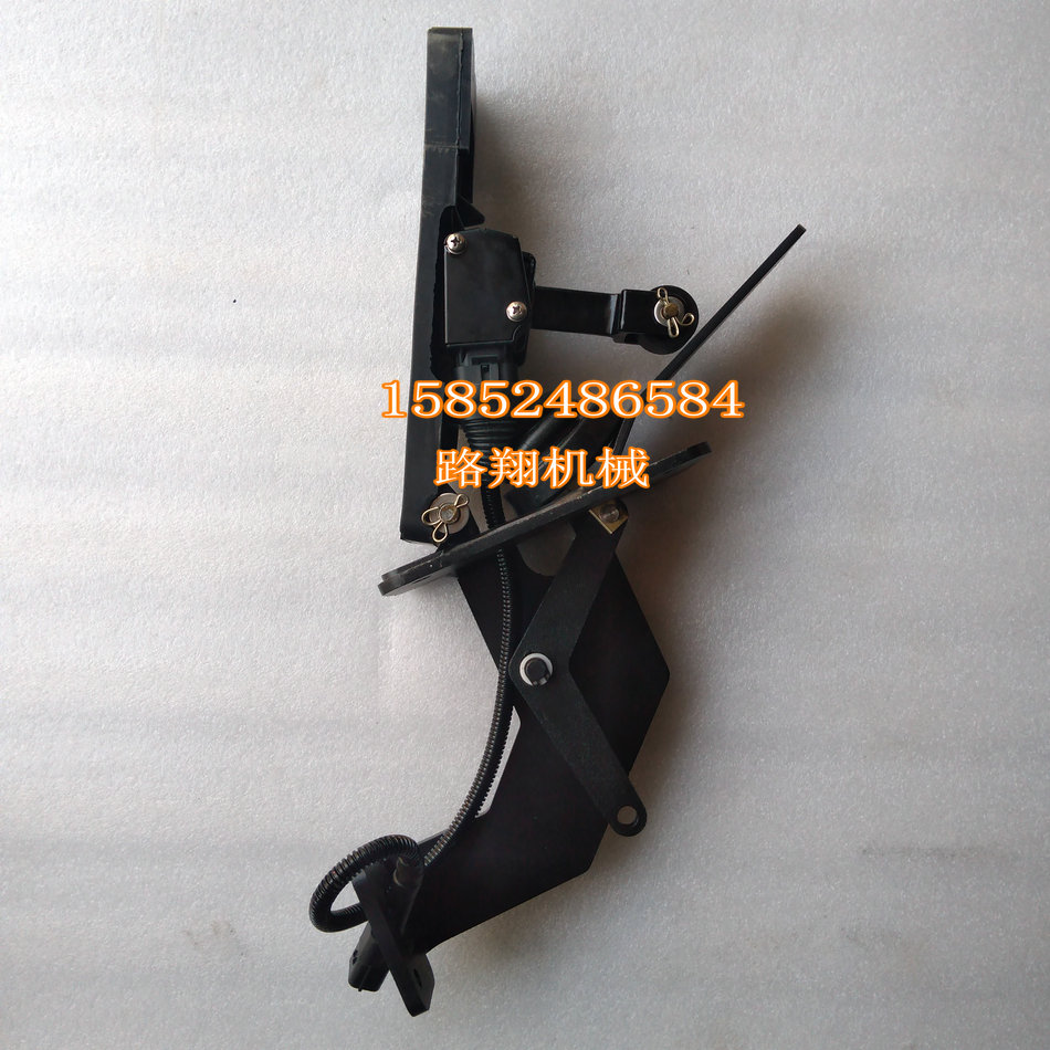 徐工压路机油门离合踏板800359049