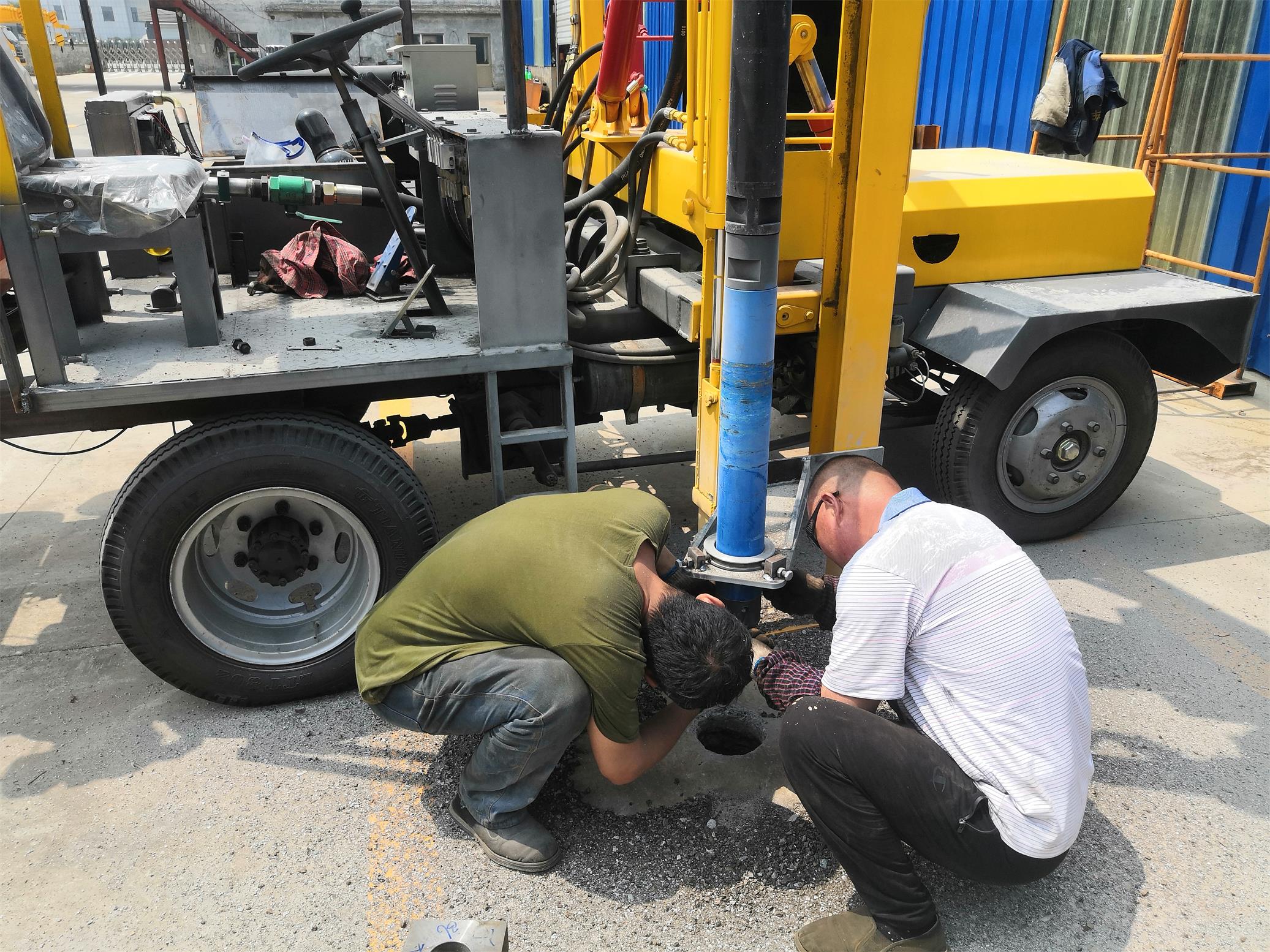 公路护栏打桩机