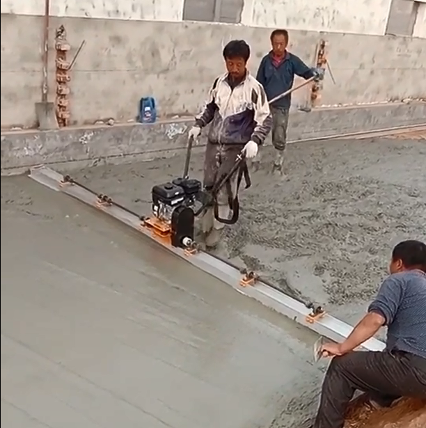 手扶式汽油振动整平机，混凝土水泥路面震动梁厂家