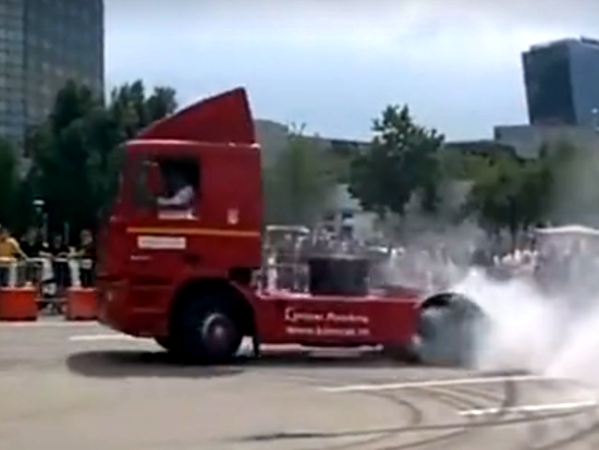 为什么重卡车头可以和赛车比赛360度漂移？