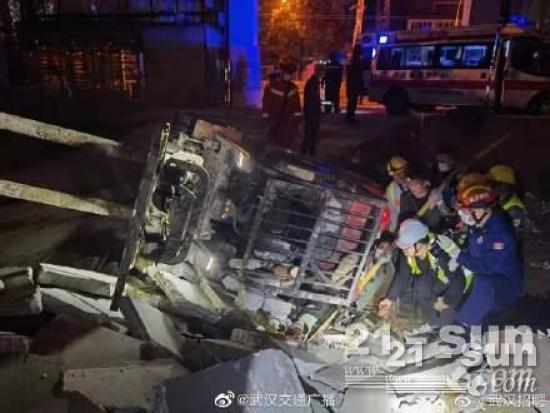 工地叉车侧翻一人被困，武汉消防15分钟救出被困者