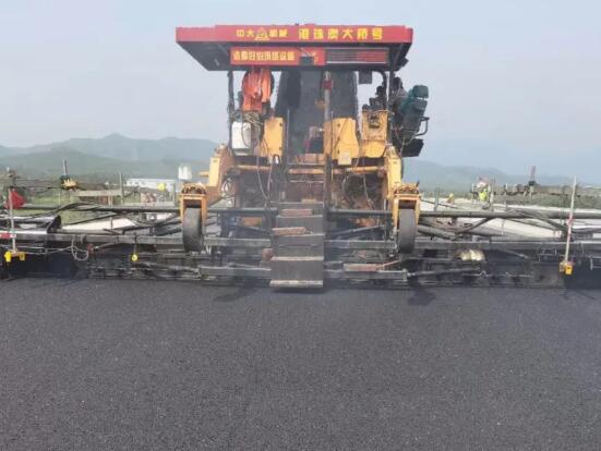 中大抗离析摊铺机在韶新高速2标沥青施工顺利进行