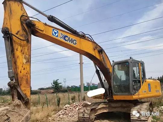 徐工XE210挖掘機冷車啟動冒白煙是什么原因