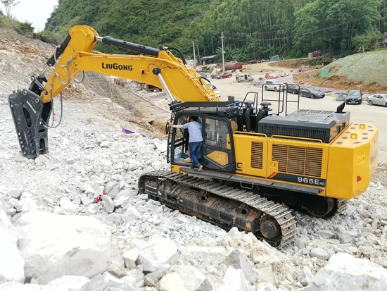 柳工CLG965EHD挖掘機七省巡展引起強烈反響