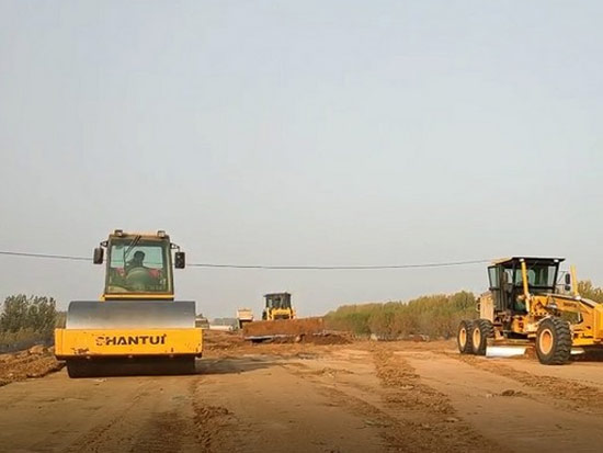 山推推土机设备助力省内某国道建设