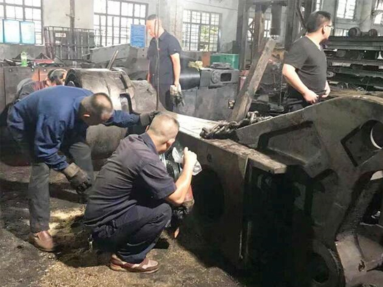 【基层动态】综机工厂抢修采煤机摇臂 助力一线生产