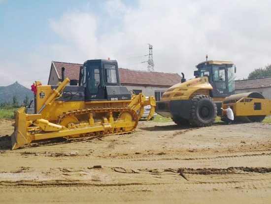 山推推土機(jī)某大型建筑工地施工