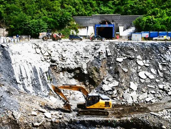 《经济参考报》整版报道“网红”工业重镇柳州，点赞柳工制造