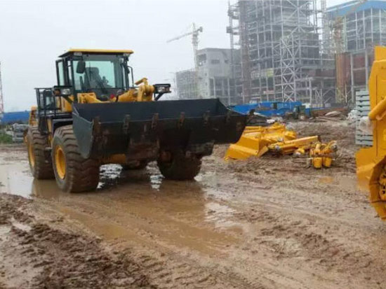 山推成套設備某建筑工地機群施工