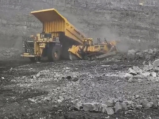 山推大馬力推土機某大型露天礦山作業