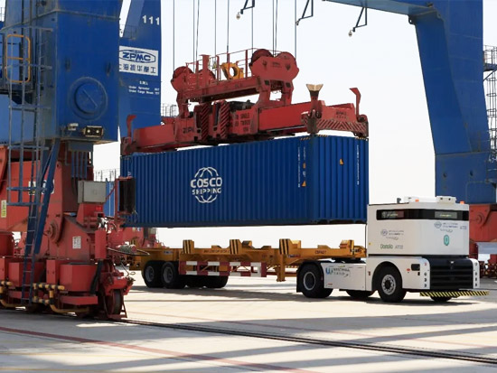 中远海运港口阿布扎比码头开启中东首个无人集卡项目