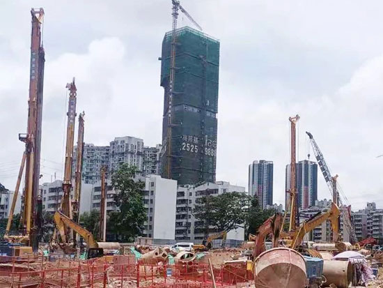 徐工大噸位旋挖鉆機夯實超高建筑樁基礎