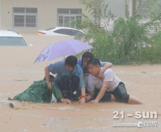 中联重科土方机械 | 风雨同“荥”！河南的乡亲们，我们来了！