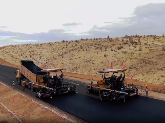 徐工无人化技术助力S21阿乌首条沙漠高速公路建设