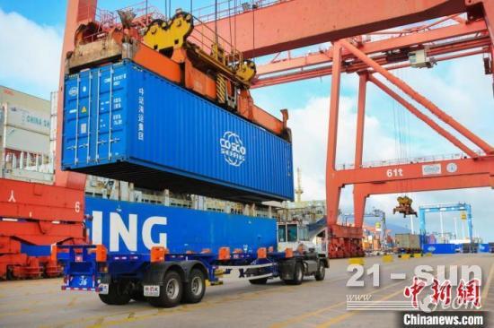 船港企“抱团出海”：江苏连云港港口助力千台机械出口南美