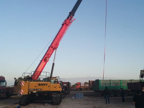 內蒙古鄂爾多斯市烏審旗25噸伸縮臂起重機SCC250TB施工