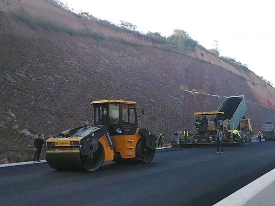 柳工压路机助力各道路持续施工！