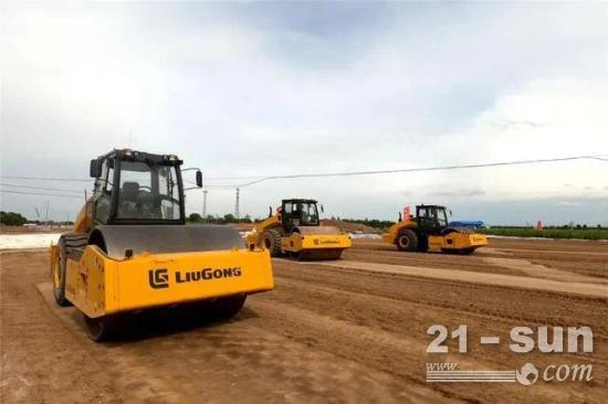 柳工“無人駕駛”設備集群助力甘肅高速公路建設