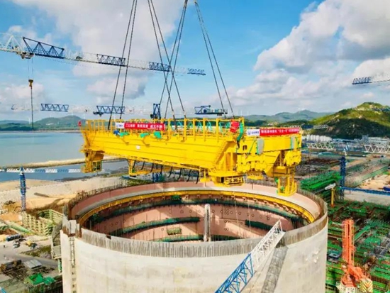 中核機械第二臺3200噸履帶吊首秀：華龍一號漳州核電環吊橋架整體吊裝就位