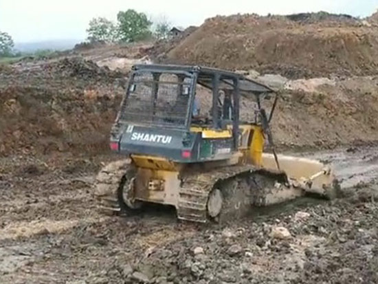 山推推土機印尼某露天鎳礦回填土施工