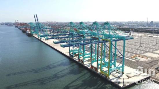 4台岸桥在天津港C段智能化集装箱码头顺利安装到位