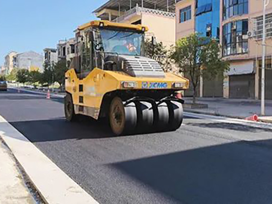 徐工压路机助力松桃2021年第一批公路路面修复养护工程施工