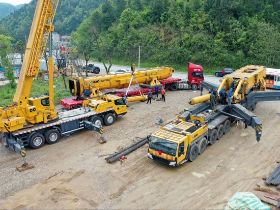 徐工QAY800起重機(jī)吊裝風(fēng)機(jī)作業(yè)現(xiàn)場(chǎng)