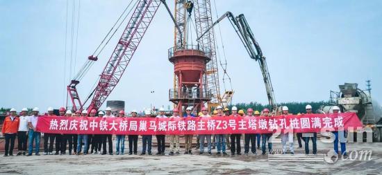 世界内河首个4米超大直径群桩基础完工 徐工旋挖钻机创记录