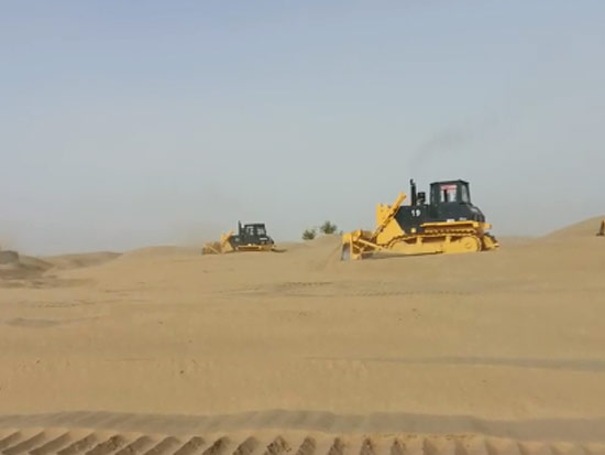 SD32推土机新疆沙漠开发作业
