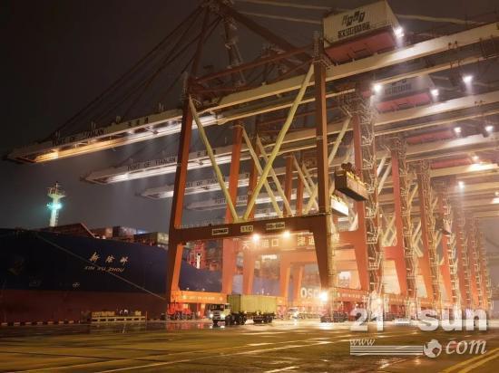 四天两连刷！欧亚国际公司刷新中远海运南沙线作业效率纪录